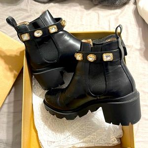 Steve Madden black Amulet booties